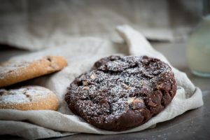 Come preparare degli ottimi biscotti vegani con cacao e nocciolo