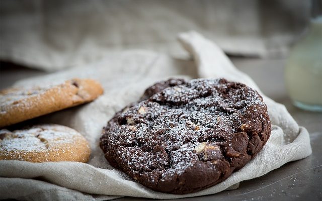 Come preparare degli ottimi biscotti vegani con cacao e nocciolo