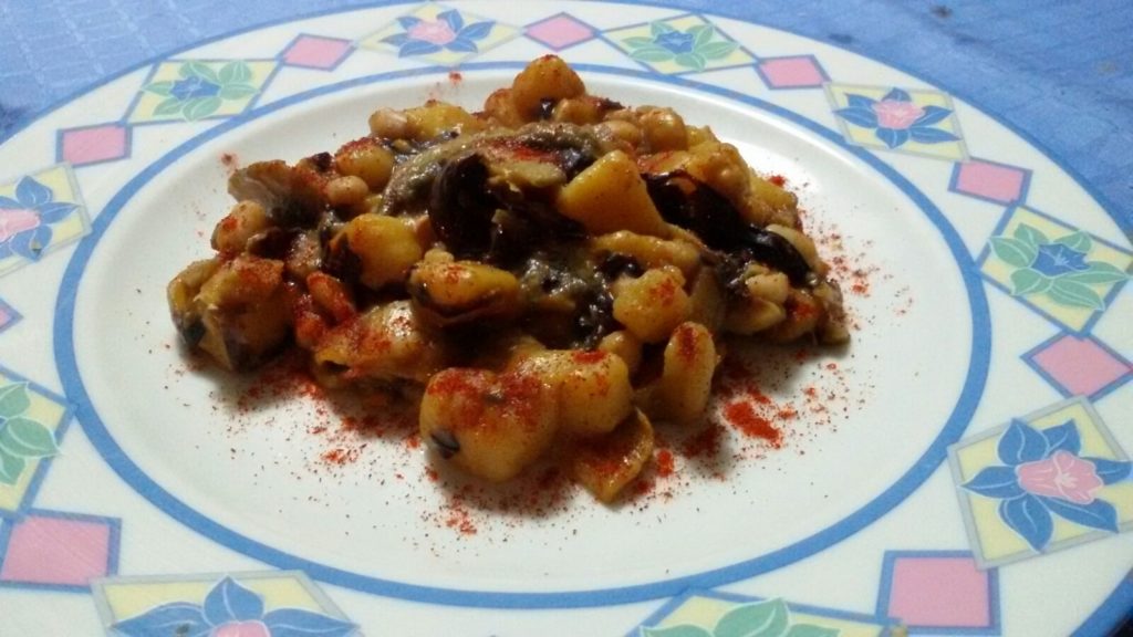 Minestra di fagioli, patate, funghi e radicchio