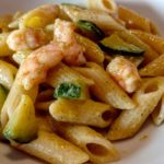 Penne con zucchine e gamberetti: ricetta light senza panna