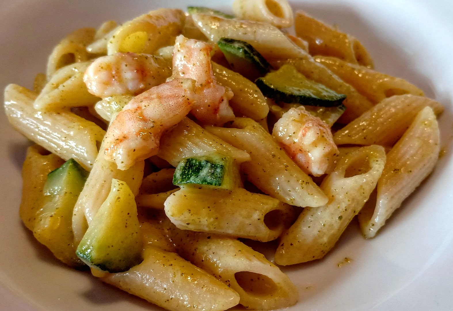 Penne con zucchine e gamberetti: ricetta light senza panna