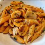 Penne all'arrabbiata rivisitate con i funghi champignon