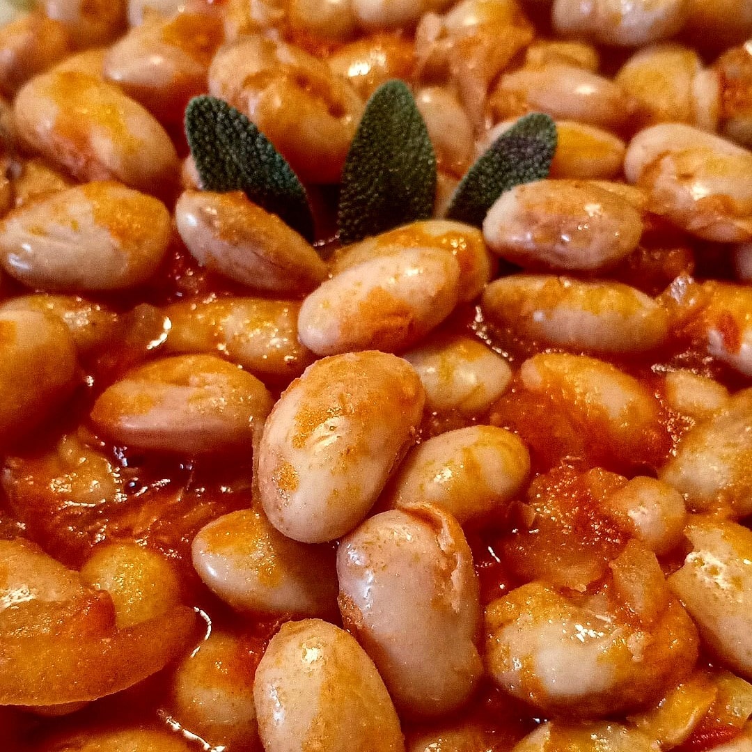 Zuppa di fagioli al pomodoro e salvia