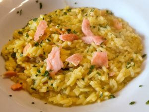 Risotto allo zafferano rivisitato con salmone affumicato